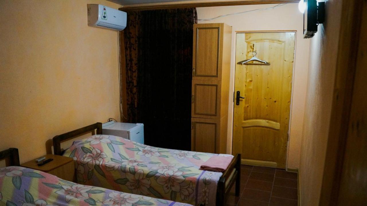 Hotel Гостевой Дом Ирина Sukhumi Exterior foto